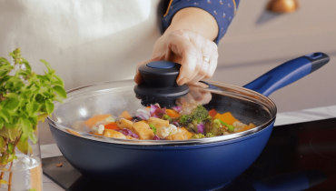 Imagem: panela azul preparando yakisoba em fogão de indução.