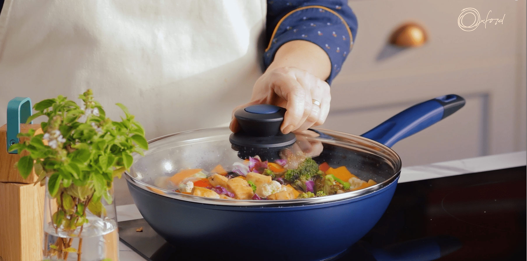 Imagem: panela azul preparando yakisoba em fogão de indução.